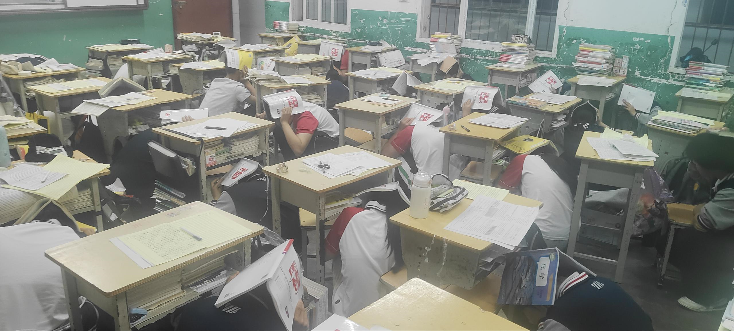 �򸣵�ũ������ѧУ��չҹ�������ɢ�����