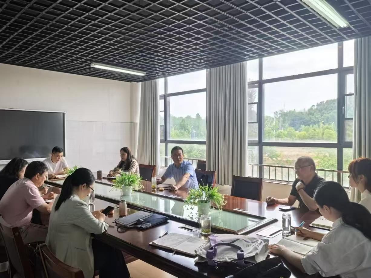 ����������ѧУ��չ���й����������ν�����ѧ��չ��ʯ