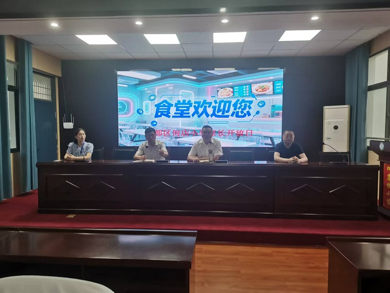 �������ε�Сѧ��չ��ʳ�û�ӭ�����ҳ������ջ