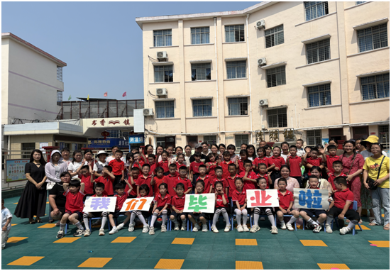 �����������׶�԰��չ����һ����ͯ����ף�