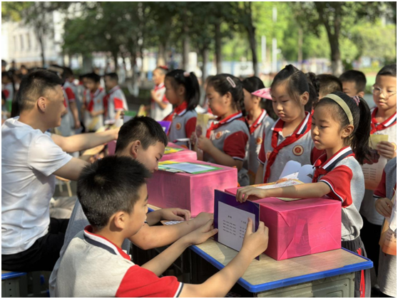 ���Ż�Ӫ�̻�����������ʵ��Сѧ��չ��ֽ�ʲ���  �������꼶ѧ����������