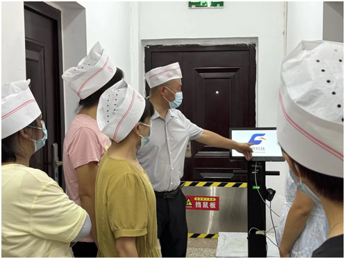 ���Ż�Ӫ�̻��������ӵ�һСѧ���У����͸�������������ջԲ������