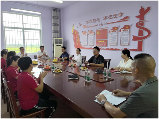 �򸣵�ũ���쵼�ڽ�ʦ�ڵ���֮�������ѧУ��չο�ʻ