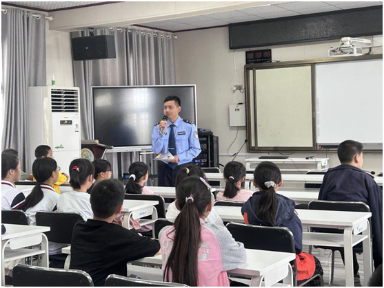 ������ڶ�Сѧ����УЯ�ֻ��ɳ� ��ȫ������ͯ��