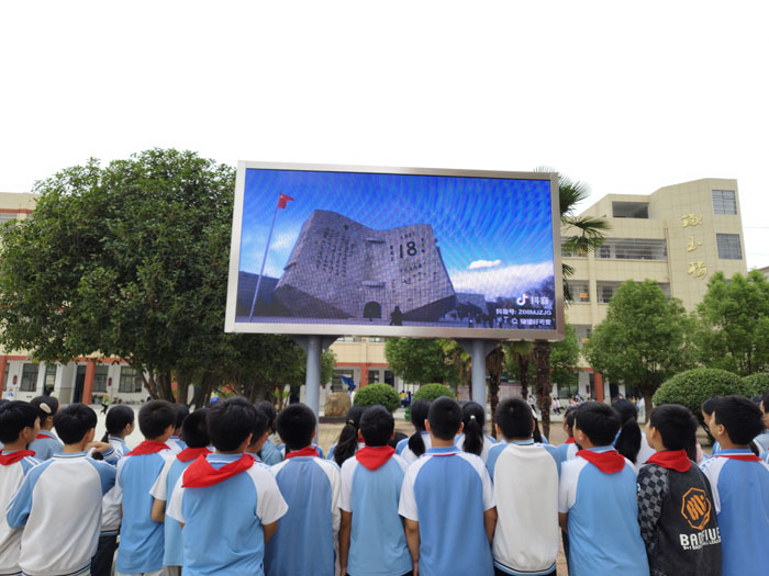 ������ɽ��ѧУ���С���һ�ˡ��±��������������