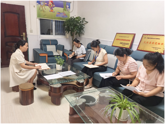 �ݵ�������Сѧ�ֱ��ٿ������鳤�������鳤��������