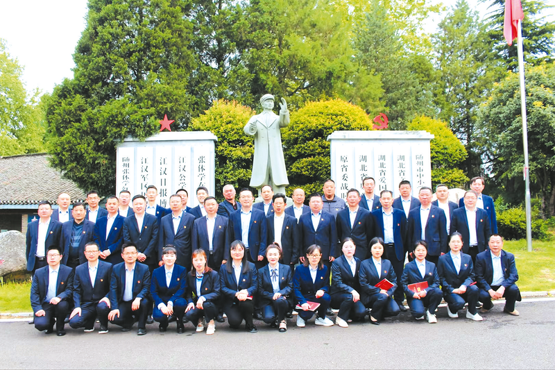 ���غ�ɽ������ѧУ���н��������巢չ��ʵ