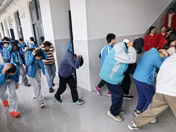 ����������ѧУ��չ����Ӧ����ɢ����