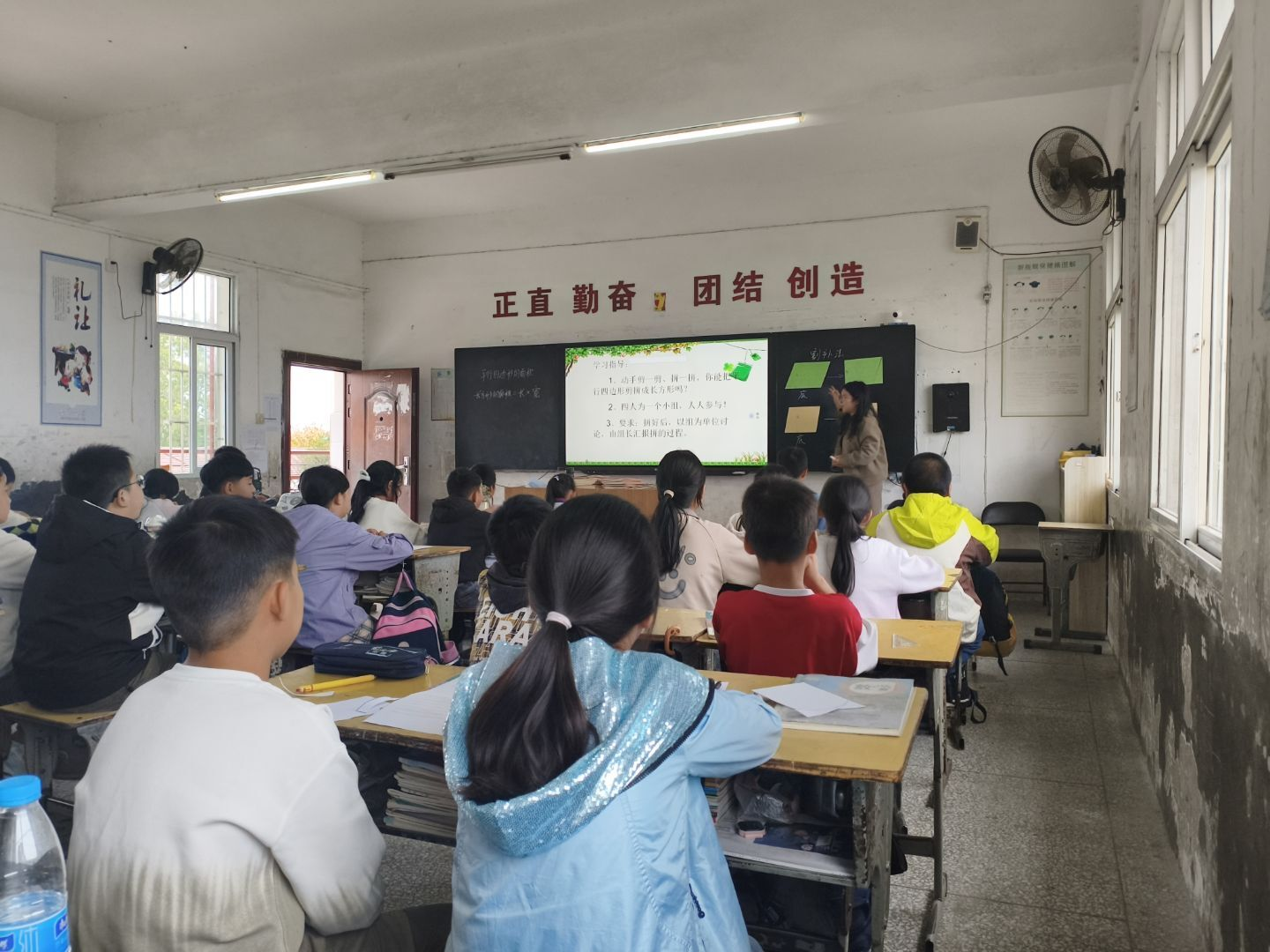 ���Ż�Ӫ�̻��������������ӵ�һСѧ����У����չ������У��ѧ���л