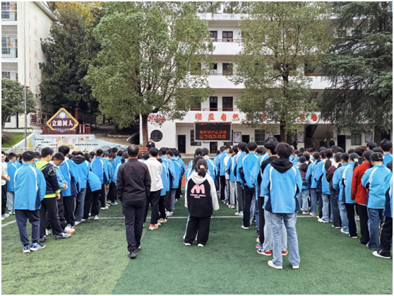 ����������ѧУ��չӦ����ɢ����