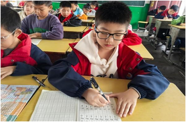 С��������Сѧ��ֿ�չ������ֻ