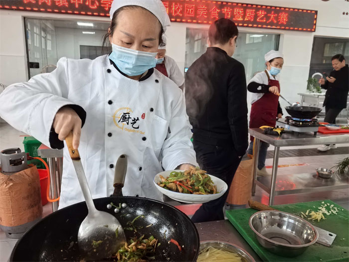 ����������Сѧʳ��ʦ���ڳ��ձ������ٻ�����