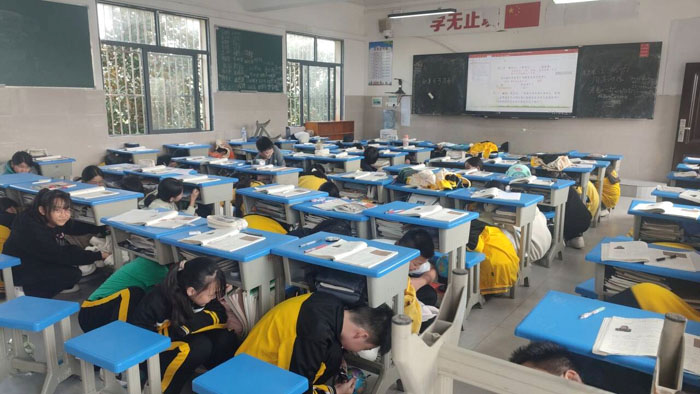 ���Ż�Ӫ�̻��������ӵ�һ������ѧ���б���Ӧ����ɢ�����