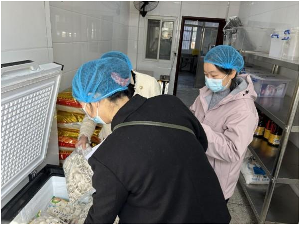 С��������Сѧ��ʳ�ලίԱ�ᶽ��ʳ�ù���