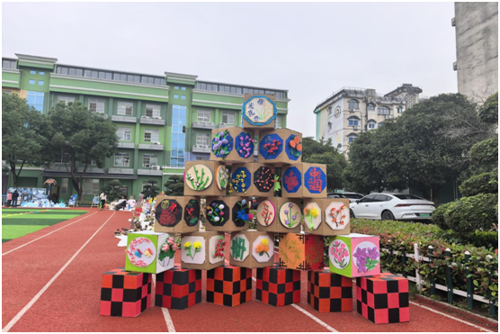 ������������Сѧ�׶�԰�����Ϊ������������չ���ʷ׳�