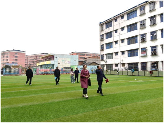 ���زݵ�������ѧУ��չУ԰������Ħ���Ȼ