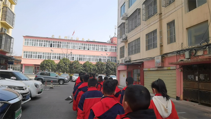 ŻӪ̻ۿСѧʵУ԰ ־Ըů