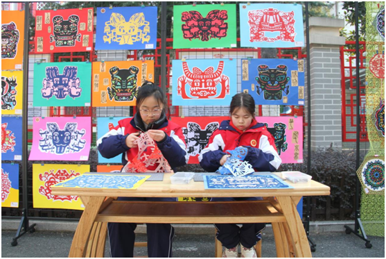 ���Ż�Ӫ�̻�����������ʵ��Сѧ��ֽ�������Ļ����и�������У԰����