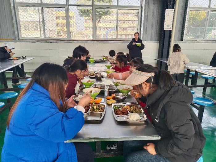 �򸣵�ũ������Сѧ��չ�ҳ�ʳ�ÿ����ջ