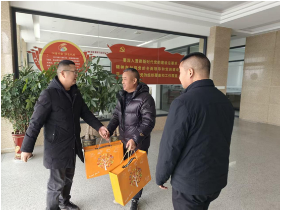 ��ɽ��ί�쵼������ҵ��չ����ο���߰�ȫ������鹤��