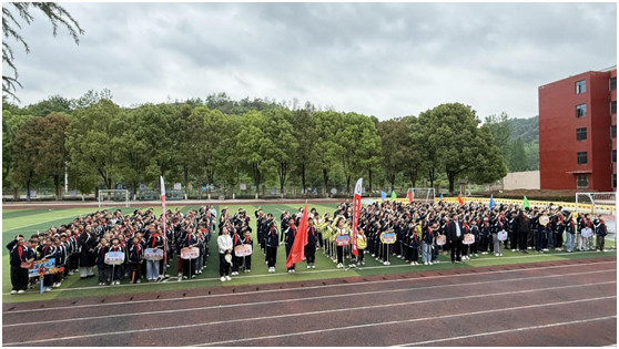 ����������Сѧ���д����˶���