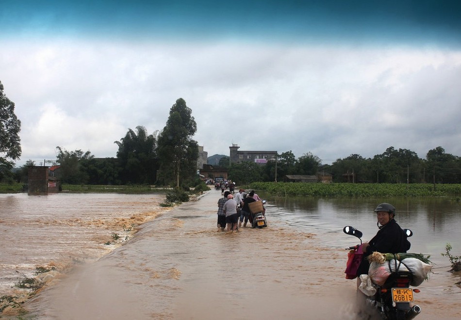 广西突遭暴雨龙卷风袭击 多人死伤
