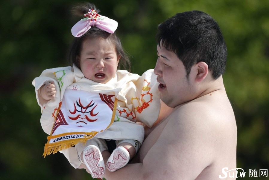 日本举行“宝宝哭”大赛 相扑吓哭小孩