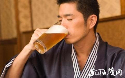 男子喝冰啤解暑却昏倒 冰镇啤酒会加重中暑 男子喝冰啤解暑却昏倒 冰镇啤酒会加重中暑