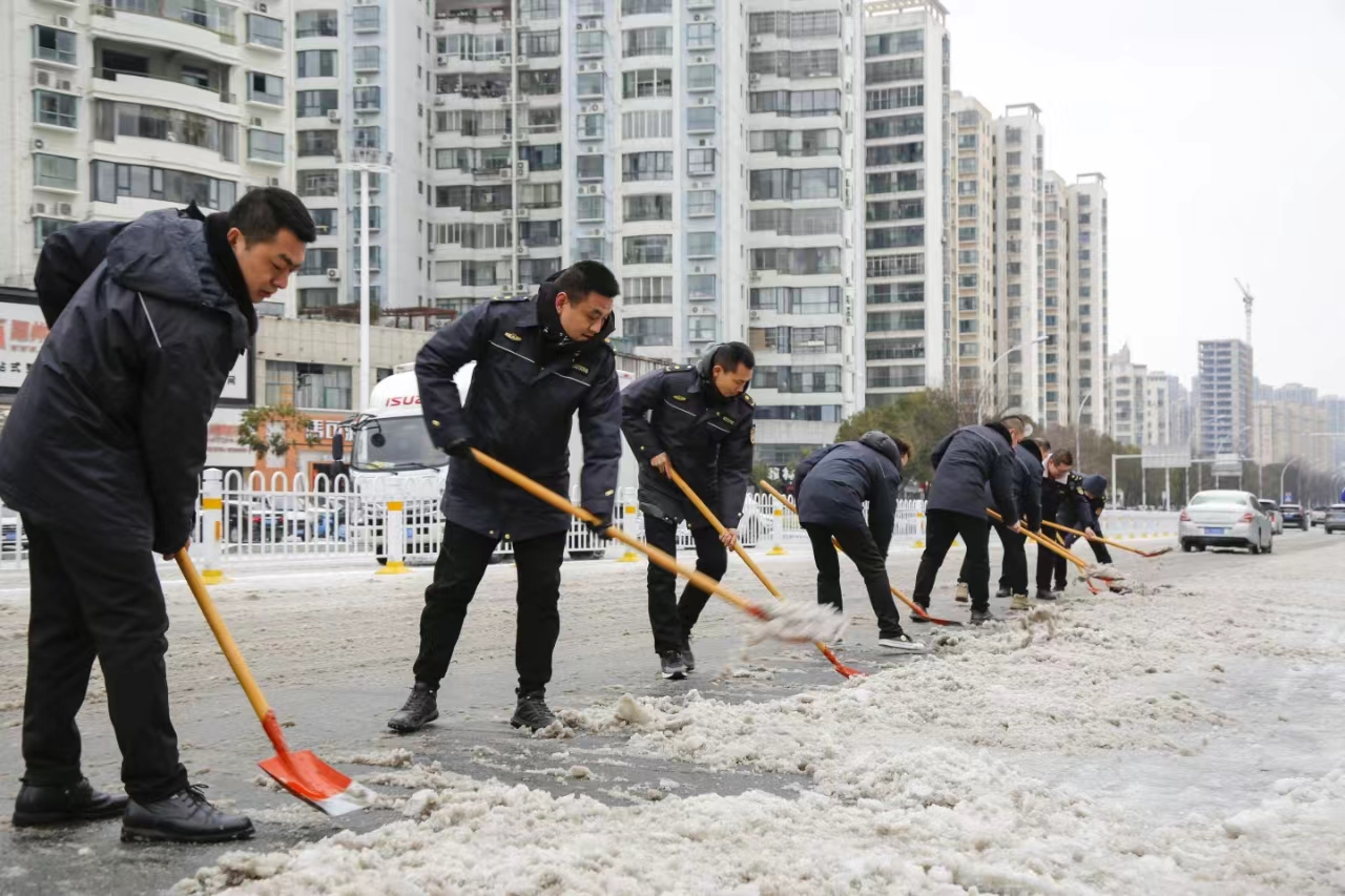 市城管执法委：调精兵“雪”战到底，除“盲区”确保安全