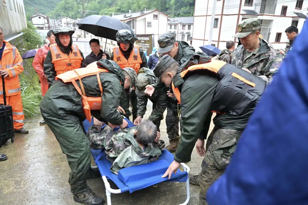 记者凌晨再次徒步3小时，进入宣恩受灾最严重区域！最新现场曝光！70人紧急出动：14名老人被担架抬出，“年龄最大的93岁”