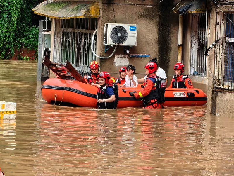 随州消防暴雨中紧急营救转移99名群众
