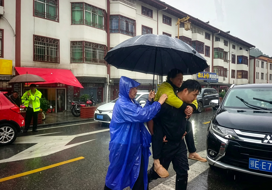 风雨里，敲门声不断 ——樟村坪镇防汛一线见闻
