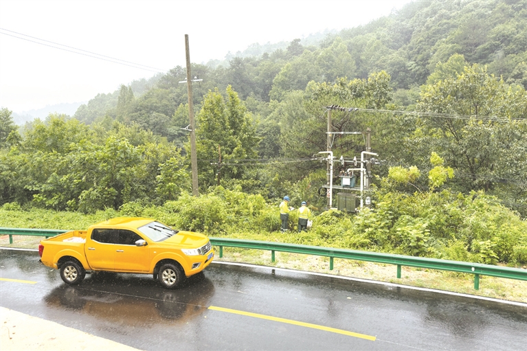 雨中巡检电力线路