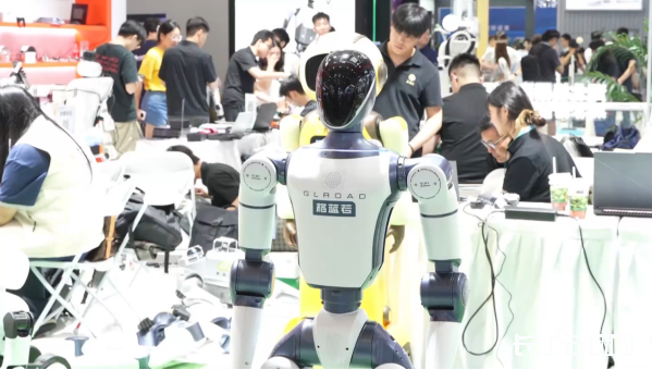 湖北机器人“天团”进京赶考！能搬能扛能感知