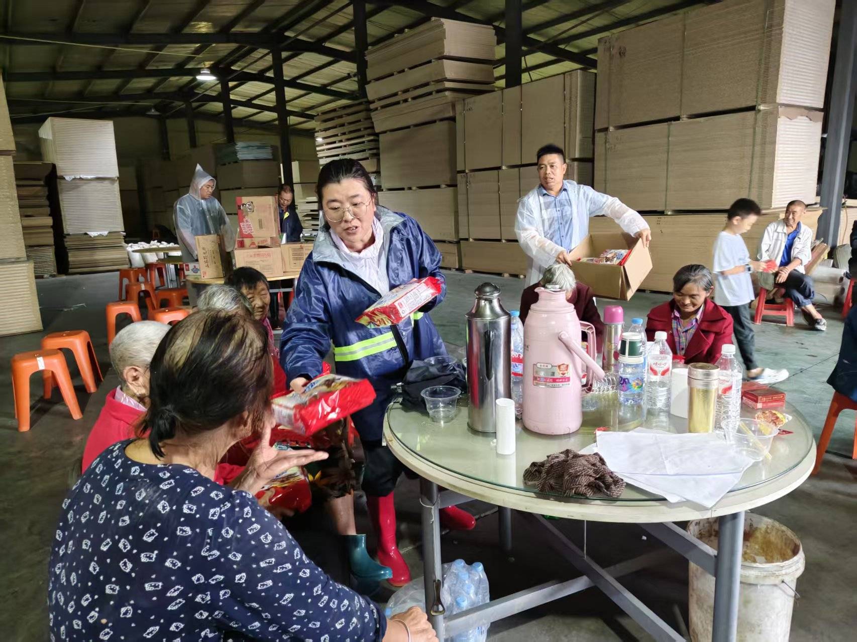 她手机里，存着383人的风雨档案
