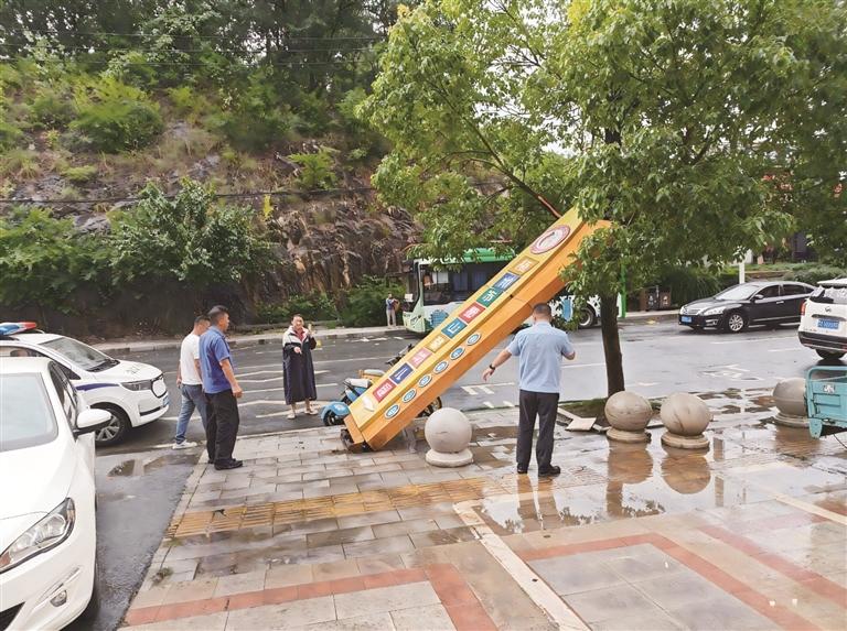 涢水街道：一线抢险护平安