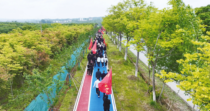 随州市举办迎“五一”“致敬劳动者 建功支点行”职工健步活动