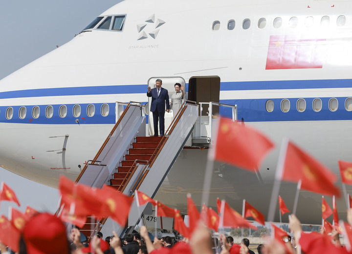 习近平抵达比什凯克出席2026年上海合作组织峰会并对吉尔吉斯斯坦进行国事访问