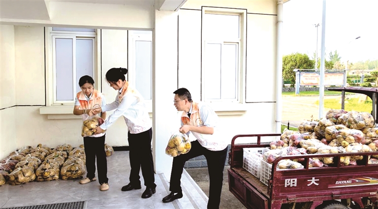 暖新闻|温情“收费站”——随县高速路口的暖心力量