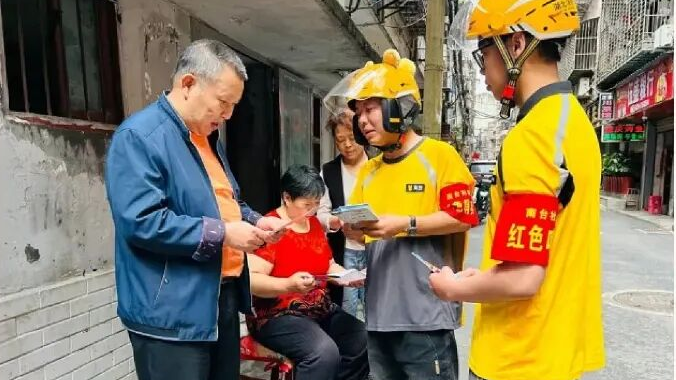 这群95后骑手，成了社区的“移动眼睛”