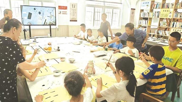北郊街道亚通社区开展暑期少儿书法公益培训班
