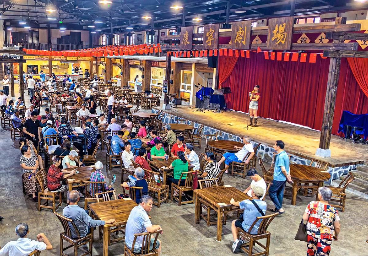 7月23日,下陆区康宁园工友茶馆,居民在此纳凉休闲。这座由闲置老仓库改造的惠民空间保留原有工业元素,居民可在此品茶叙话,在工业怀旧氛围中安度夏日。 黄石融媒记者 鄢巍 摄.jpg