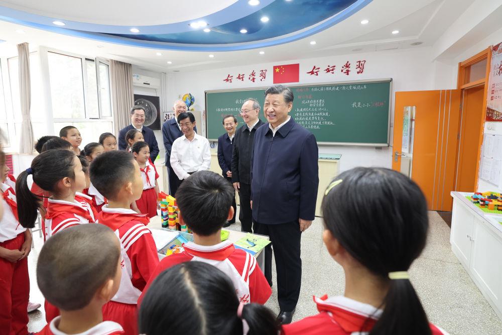 时政微观察丨科技为翼，放飞少年梦想