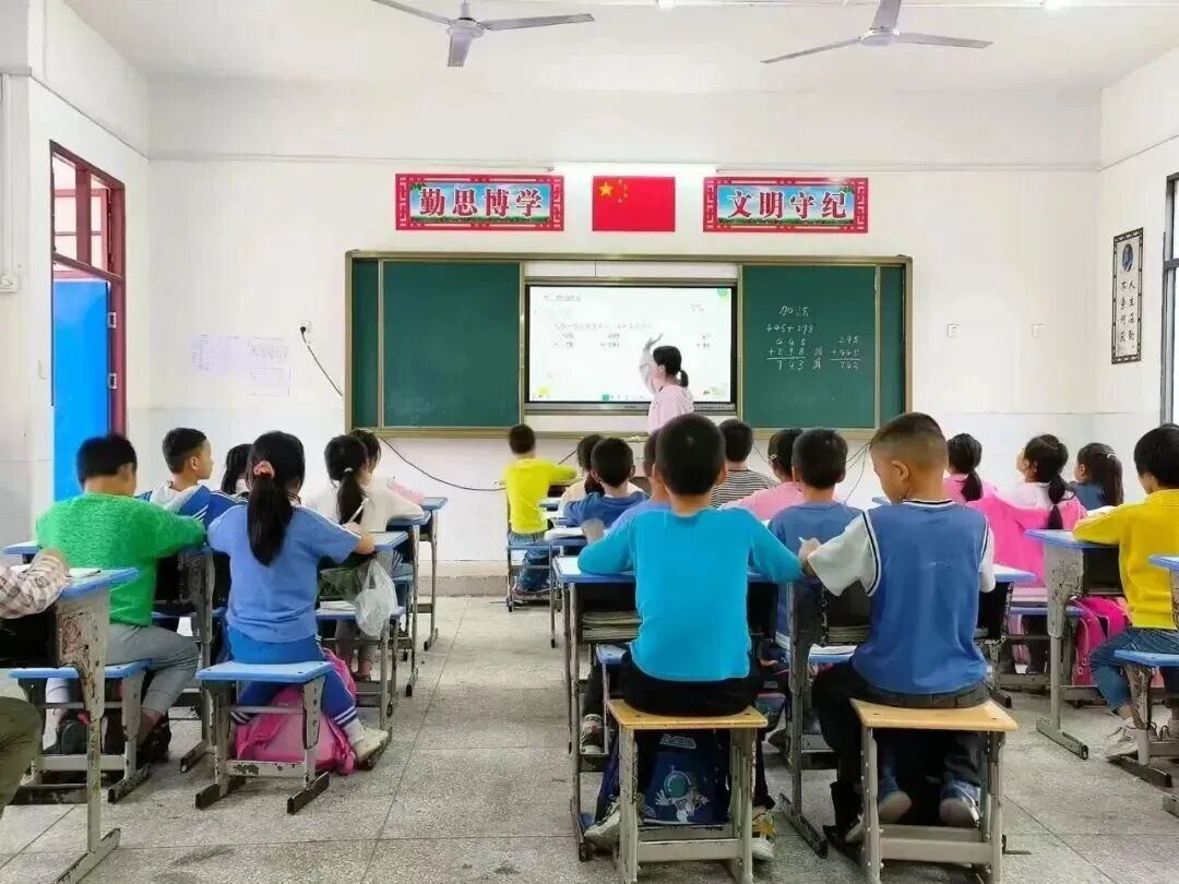 今天教师节，80多个山里娃围着她喊“妈妈”
