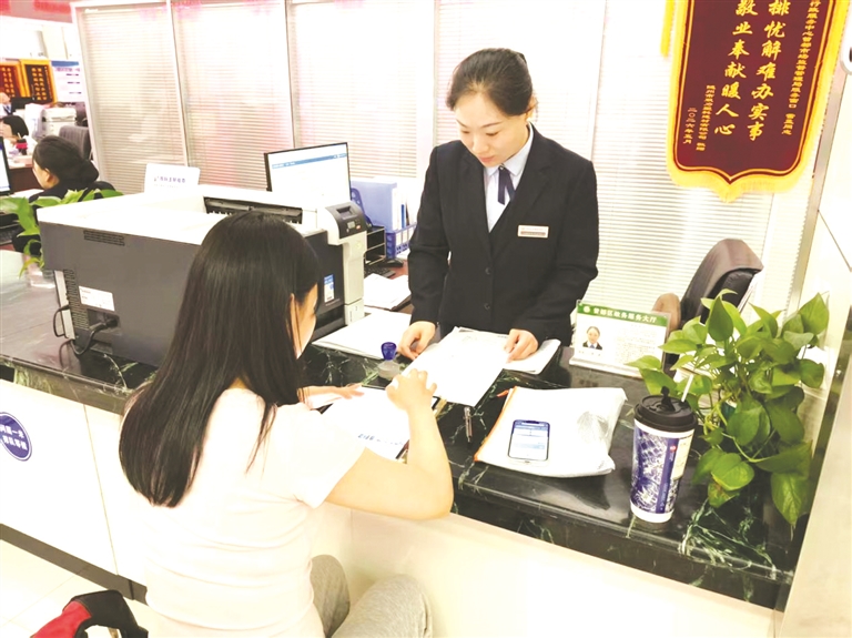 曾都区政务服务中心为群众提供营业执照全程帮办代办服务