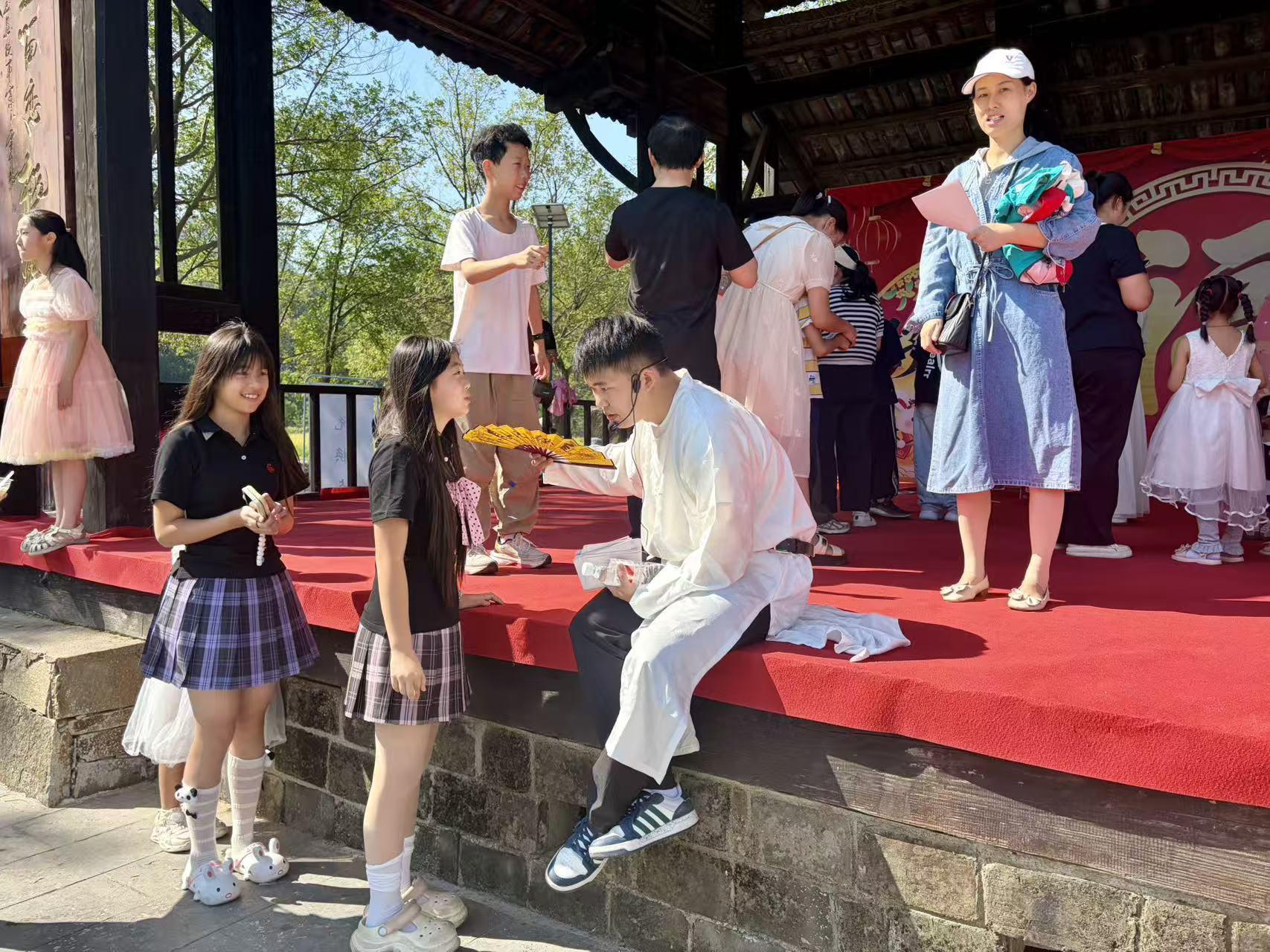 赛车开进桃源     后备箱装满土特产