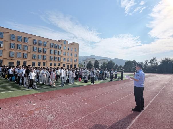 法治护航新学期 平安宣教进校园 ——淮河镇开学第一课守护青少年健康成长