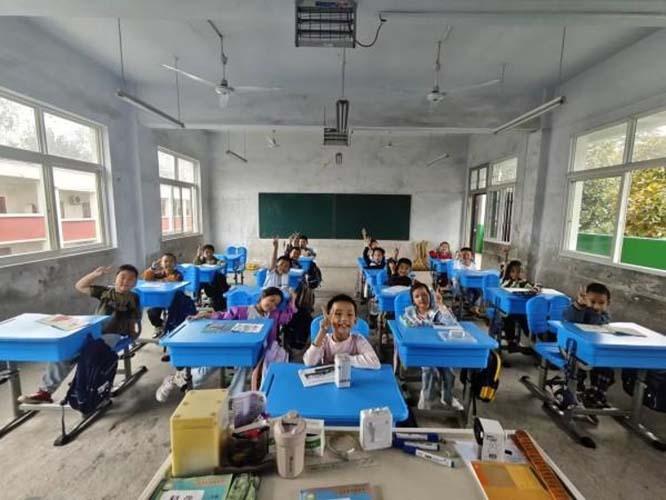 小林镇希望小学：学校课桌椅升级  学生幸福感提升