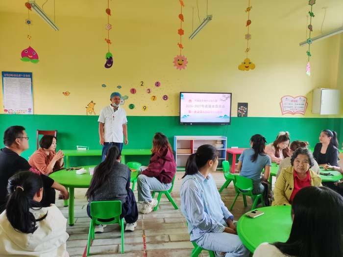 万福中心幼儿园：膳食委员会搭桥梁 家长陪餐护成长