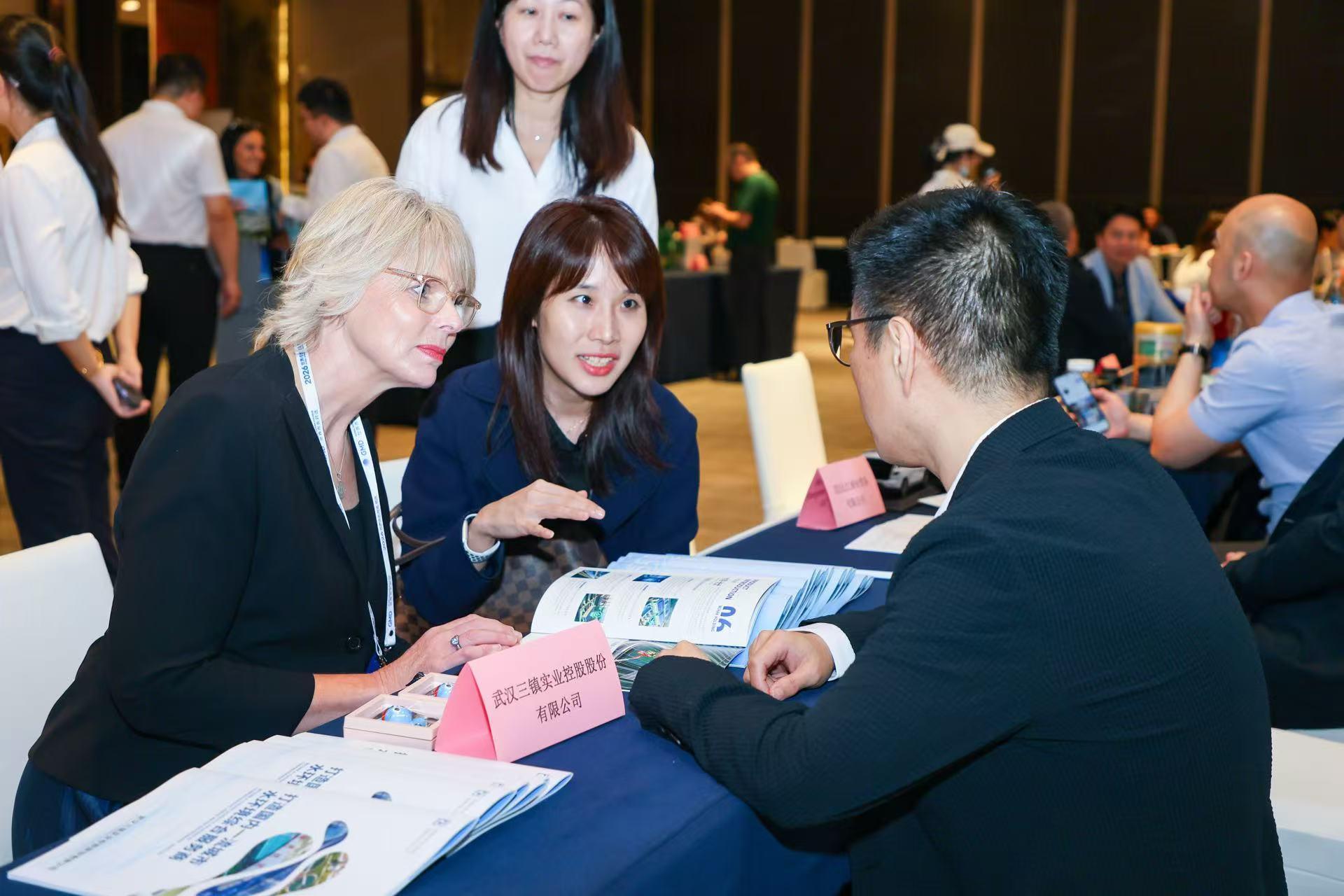 引绿色技术、洽谈项目落地、买农副产品……世界市长在武汉企业集市“淘”到了什么？
